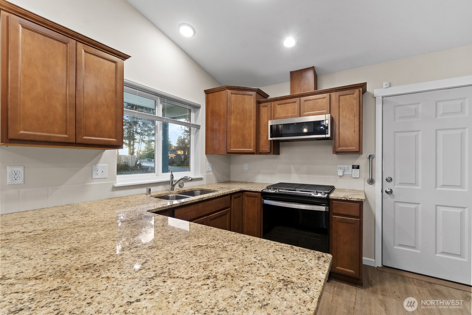 312 Pearsall Street Property Photo 5