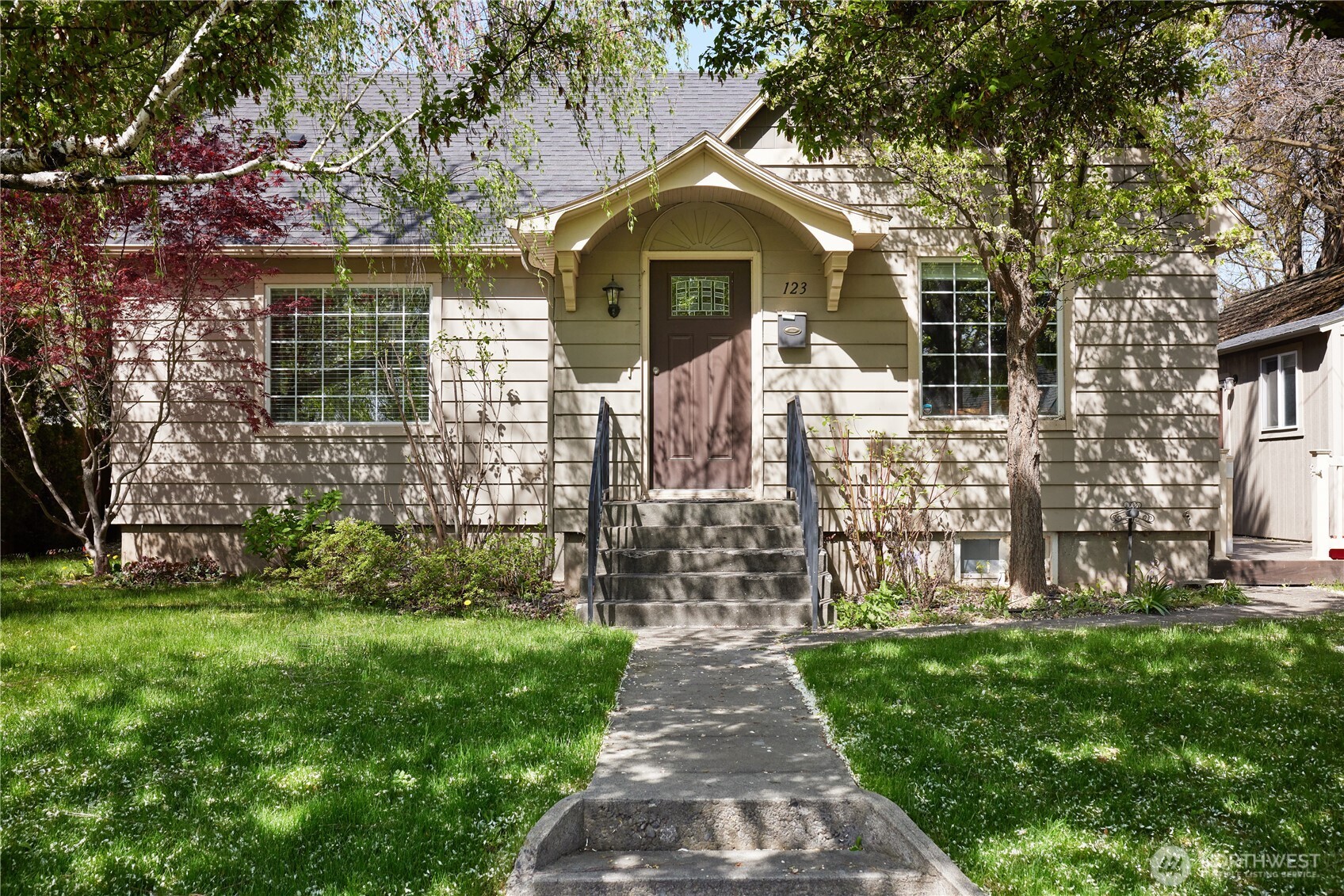 123 E Maple Street Property Photo 1