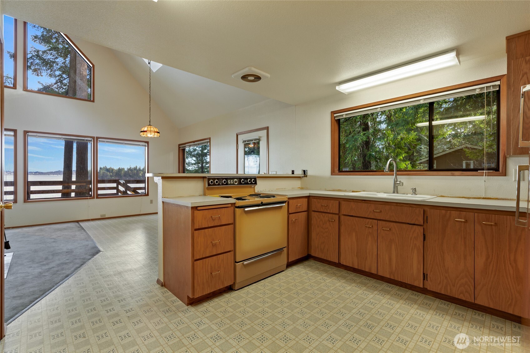 909 Lorenz Road Property Photo 12
