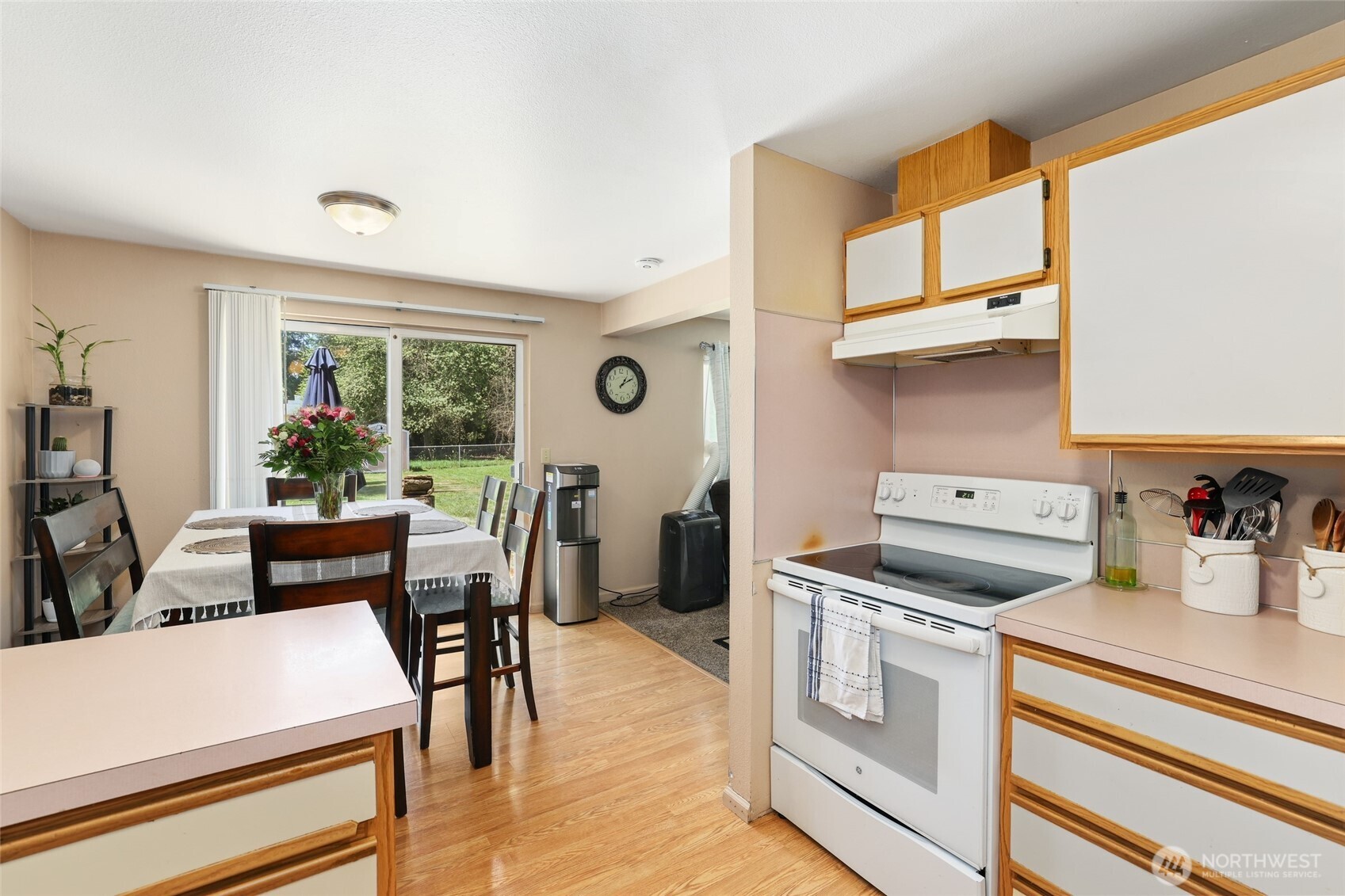 643 School Street Property Photo 6