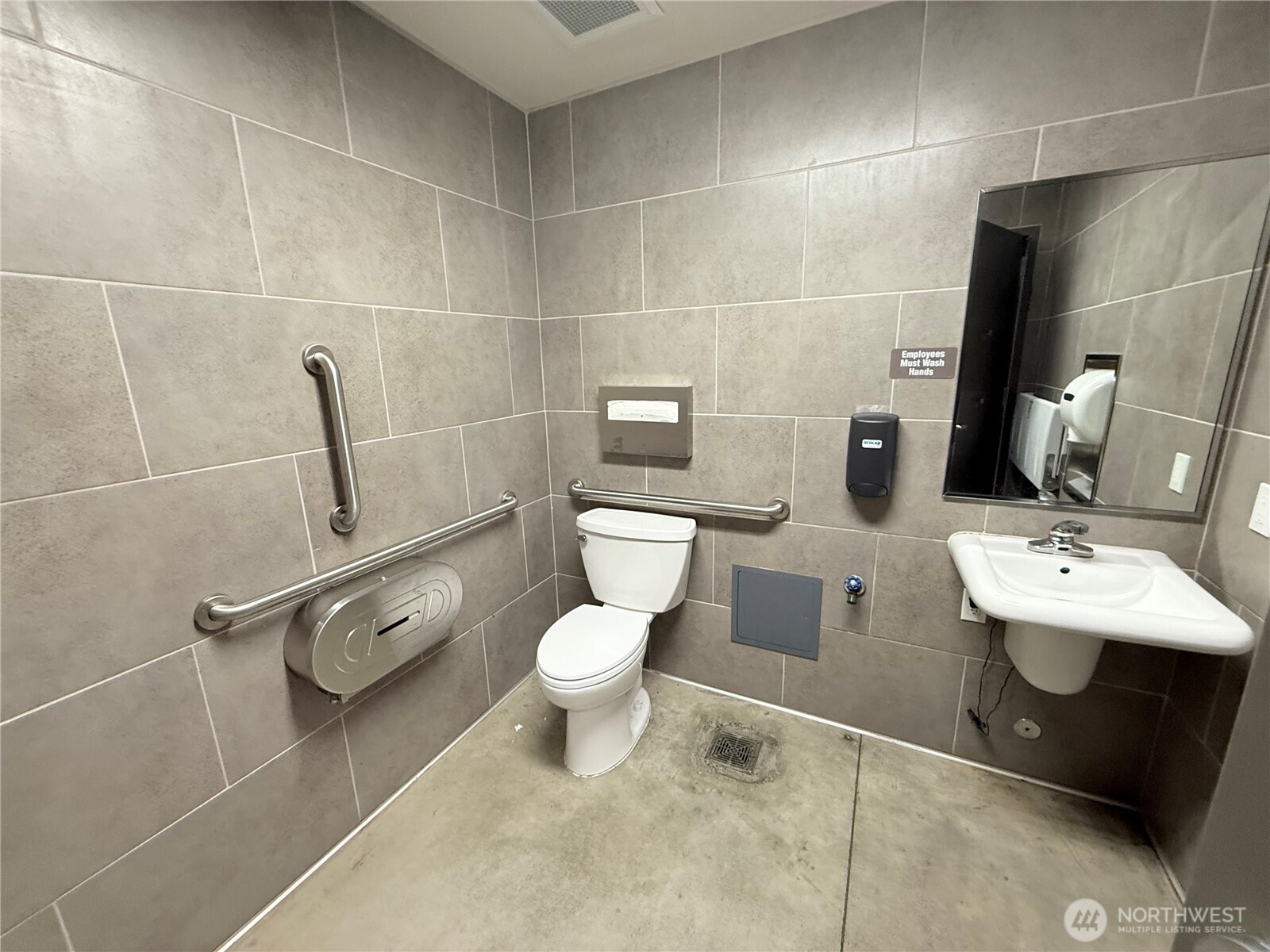 2021 Freeway Drive Property Photo 8