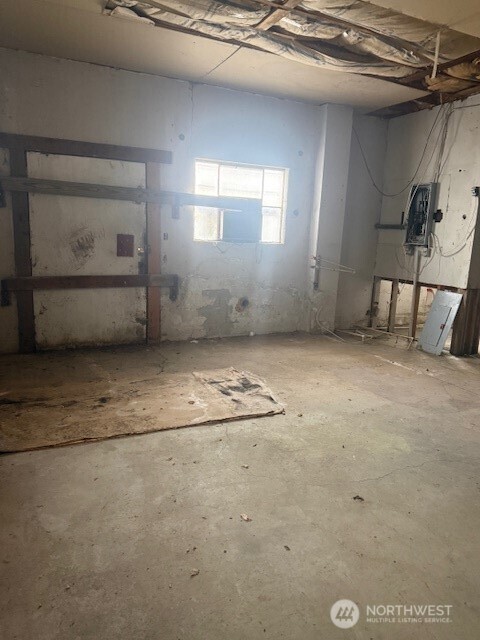 323 E Main Street Property Photo 3