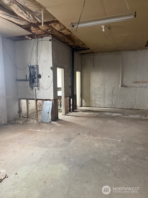 323 E Main Street Property Photo 4