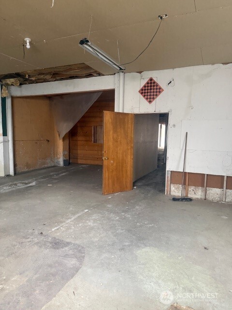 323 E Main Street Property Photo 5