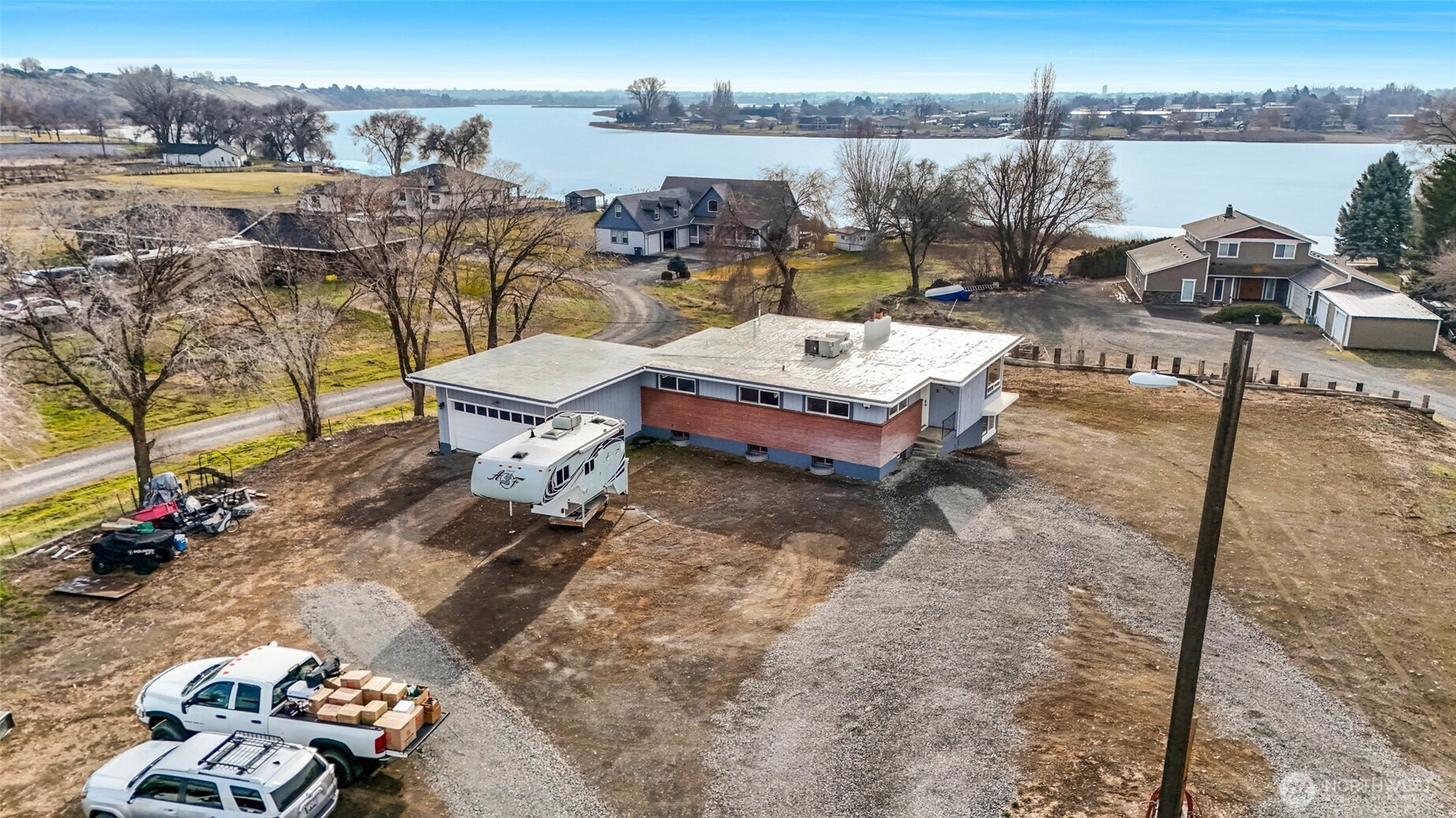 8061 Ne Valley Road Property Photo 2