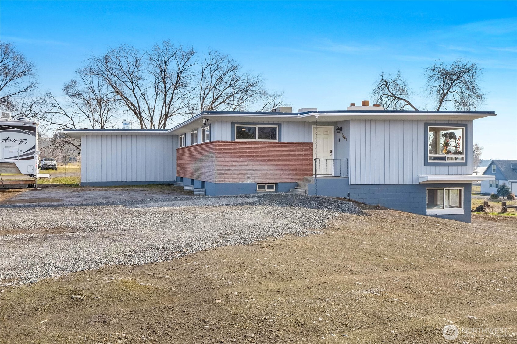 8061 Ne Valley Road Property Photo 3