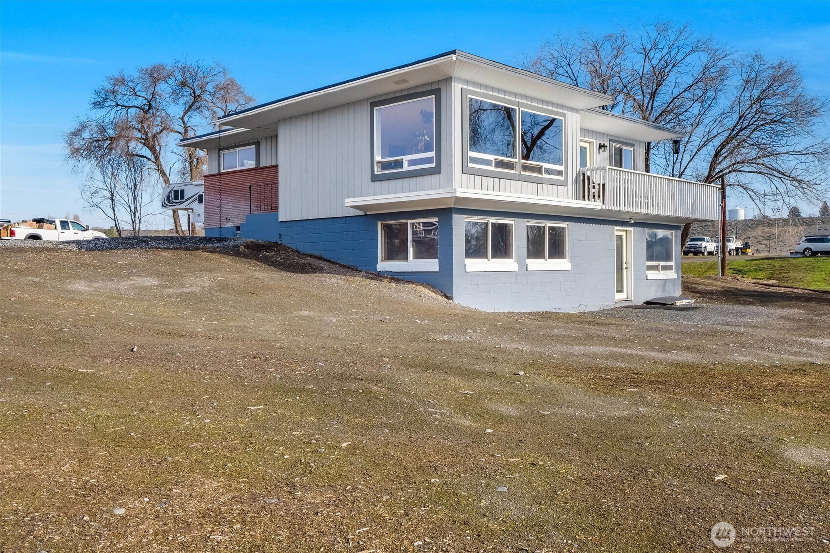 8061 Ne Valley Road Property Photo 4