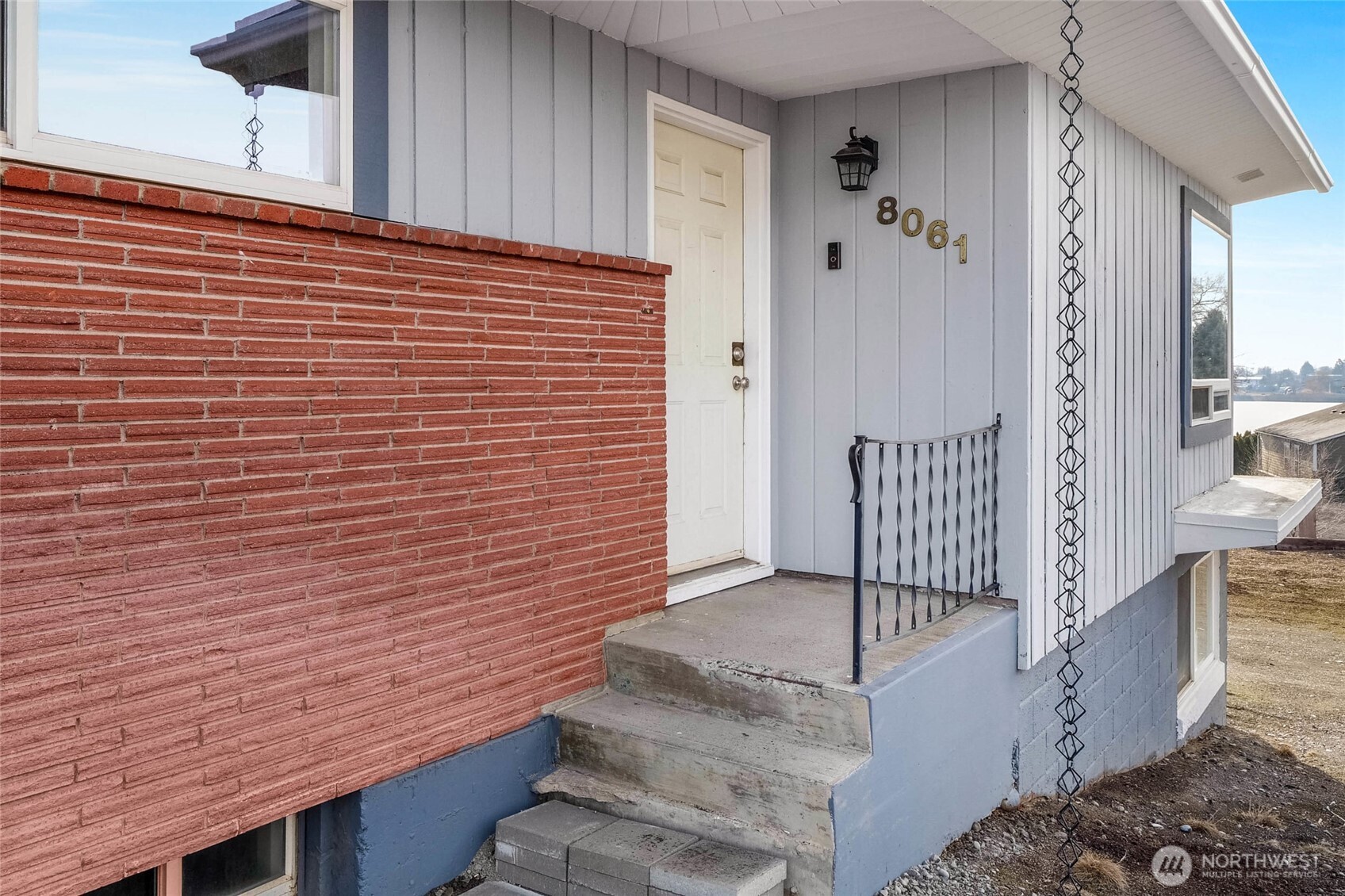 8061 Ne Valley Road Property Photo 5