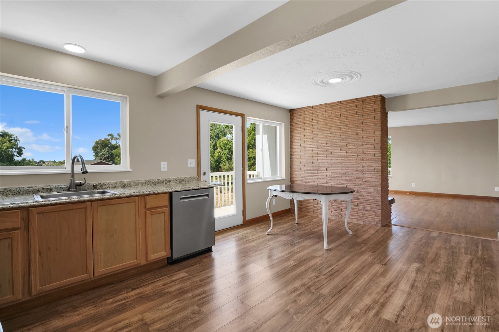 8061 Ne Valley Road Property Photo 12