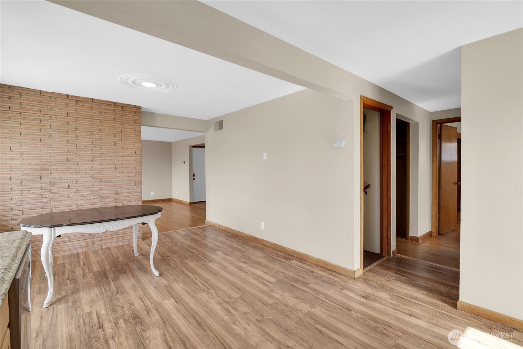 8061 Ne Valley Road Property Photo 13