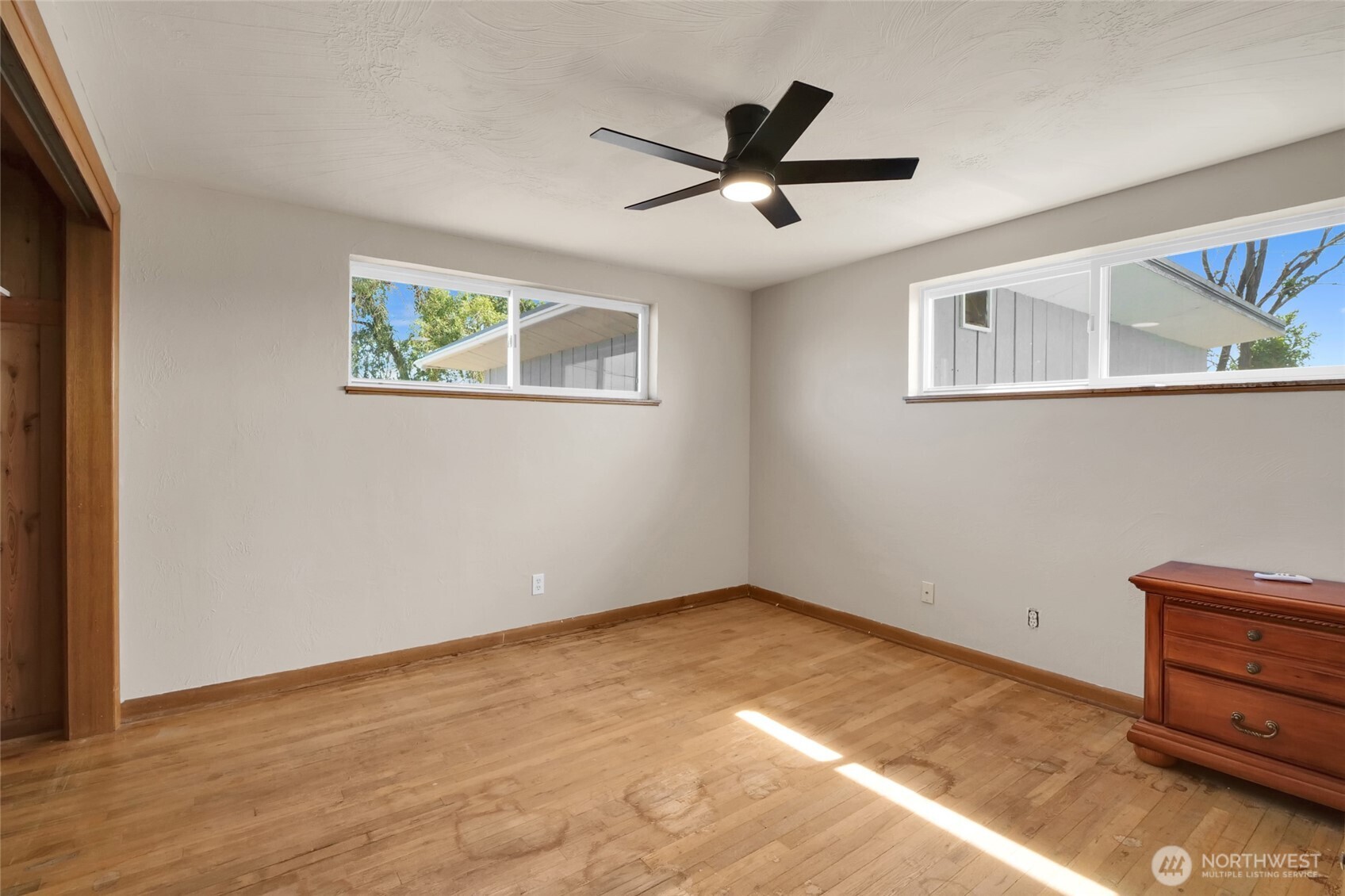 8061 Ne Valley Road Property Photo 16