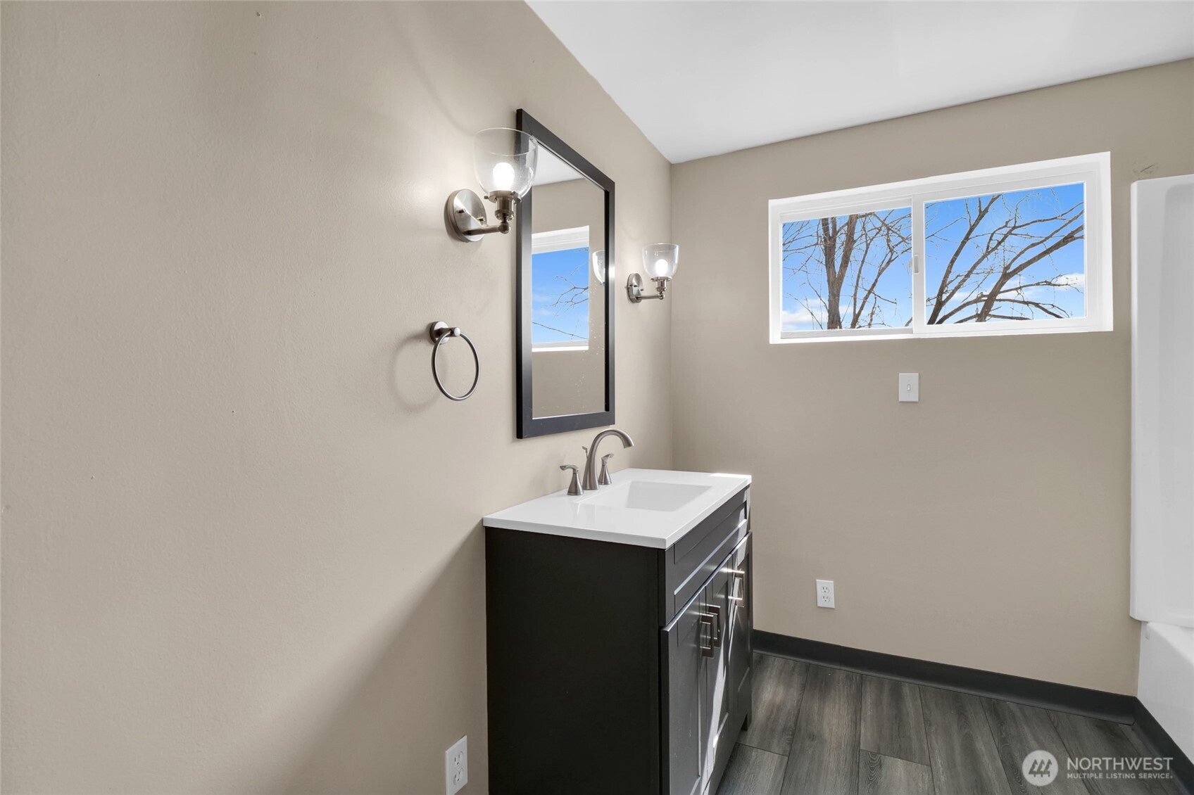8061 Ne Valley Road Property Photo 18