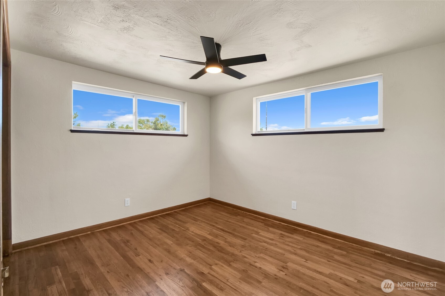 8061 Ne Valley Road Property Photo 21