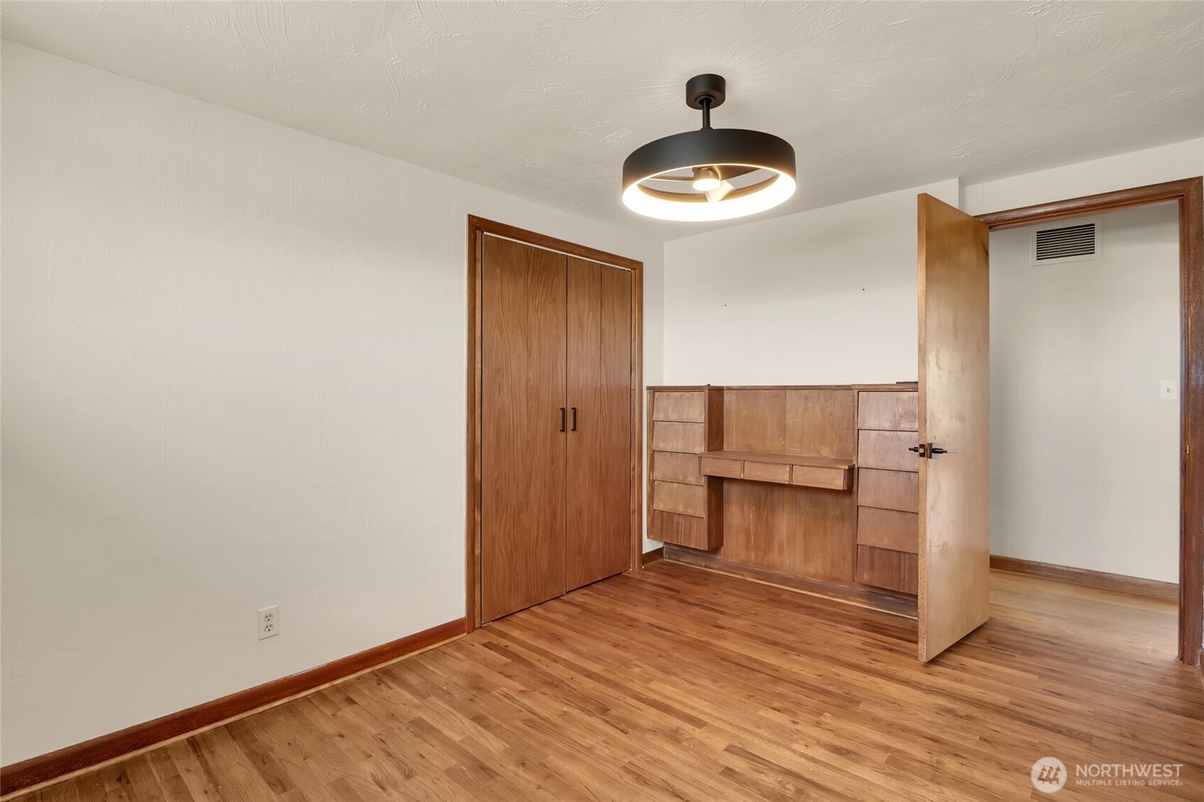 8061 Ne Valley Road Property Photo 24