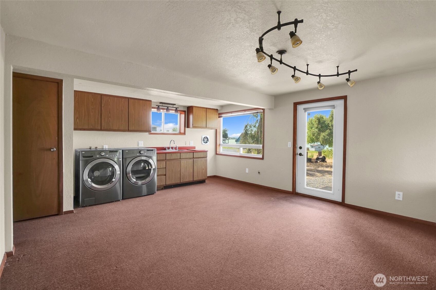 8061 Ne Valley Road Property Photo 28