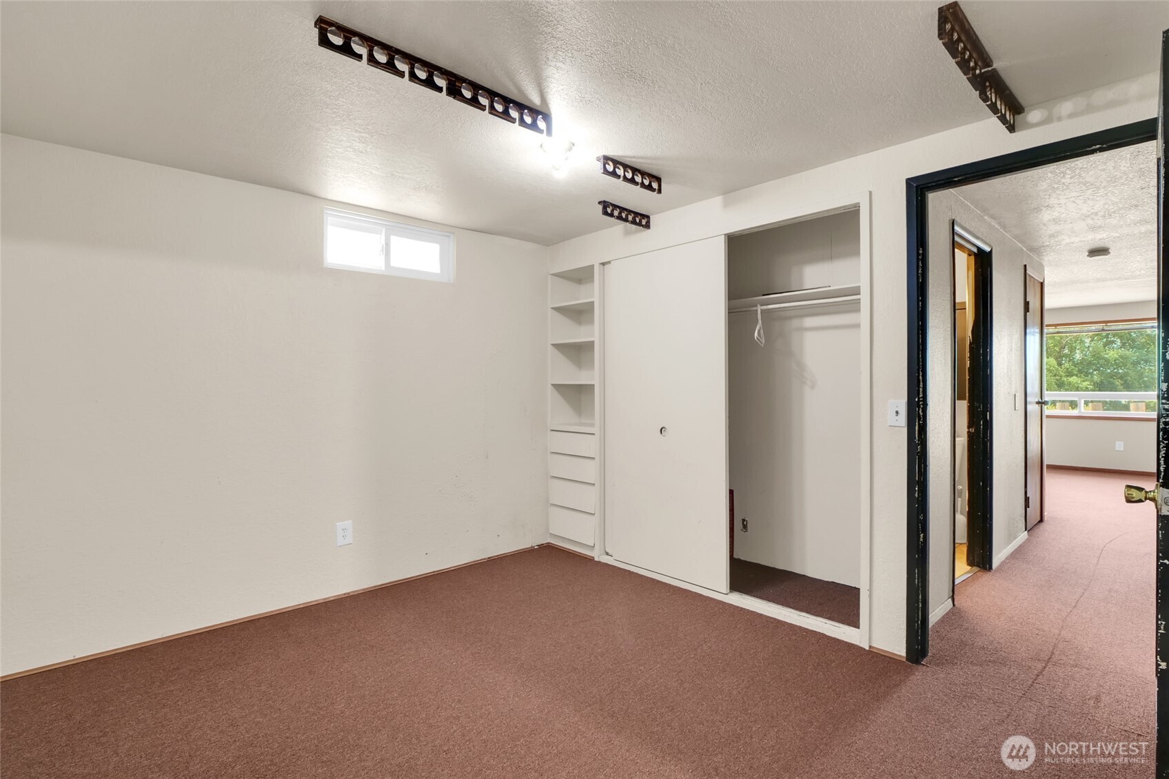 8061 Ne Valley Road Property Photo 33