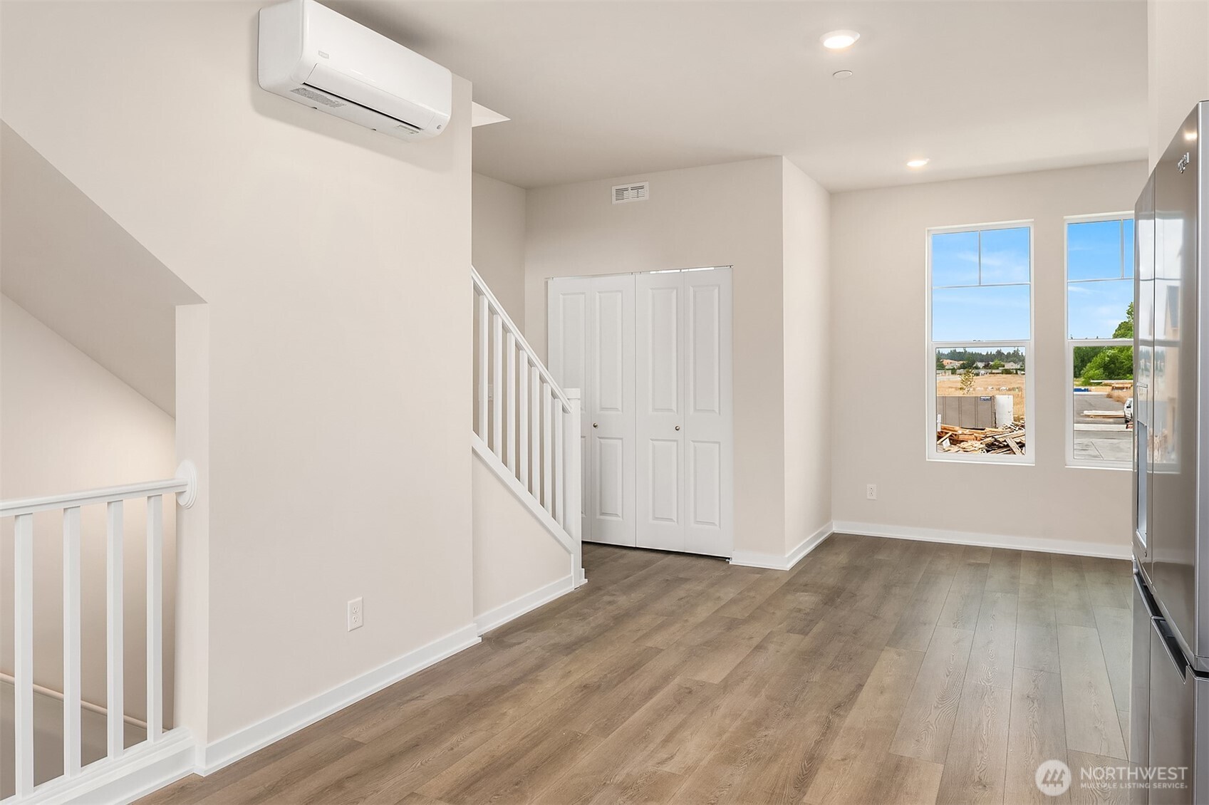 2425 160th Place Property Photo 8
