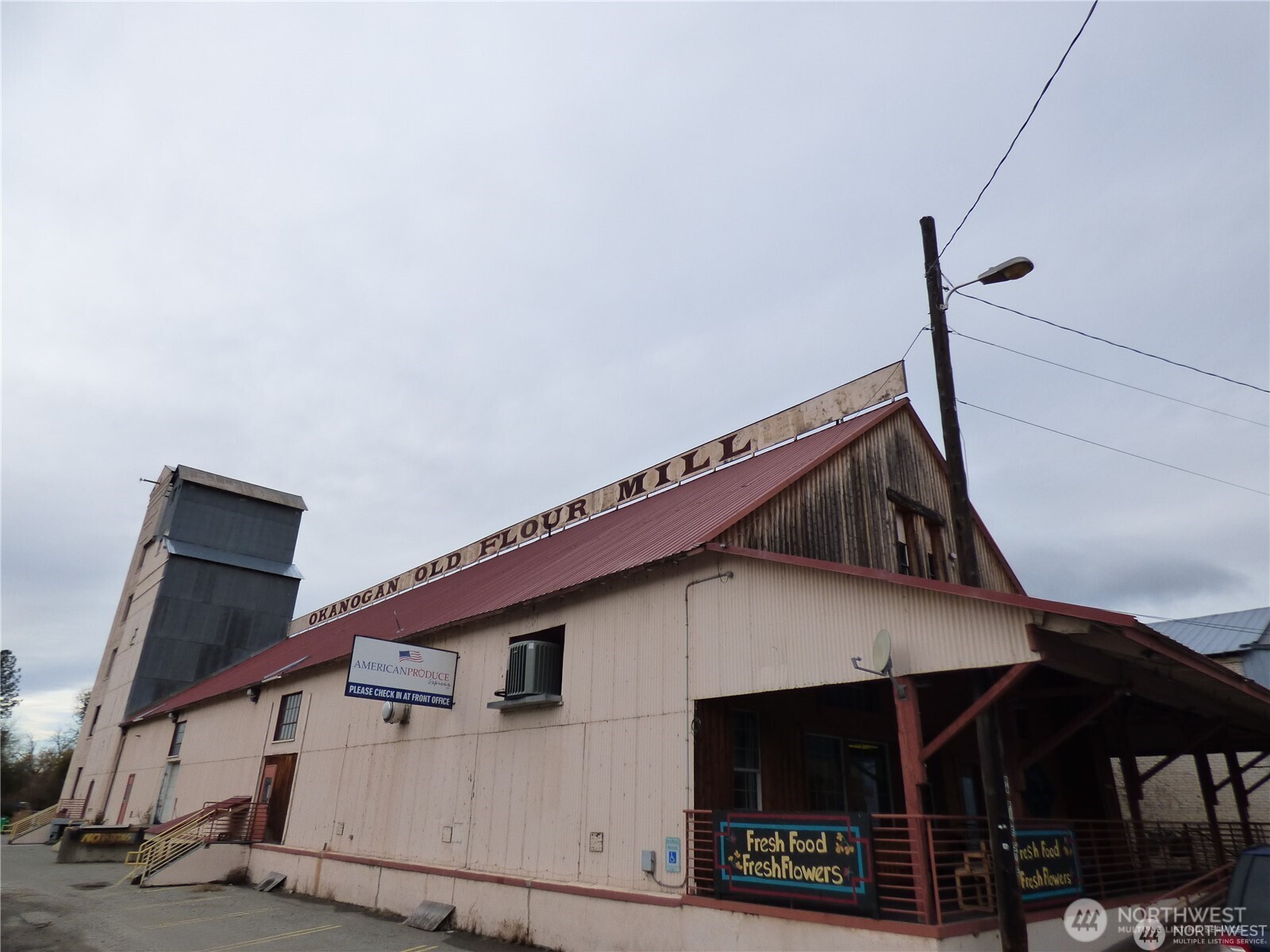 96 E Pine Street Property Photo 1