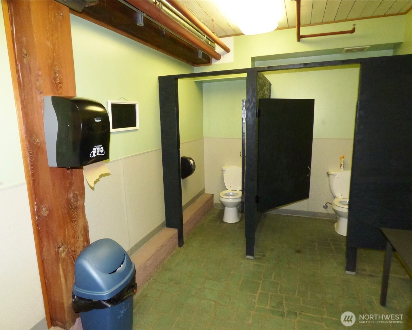 96 E Pine Street Property Photo 18