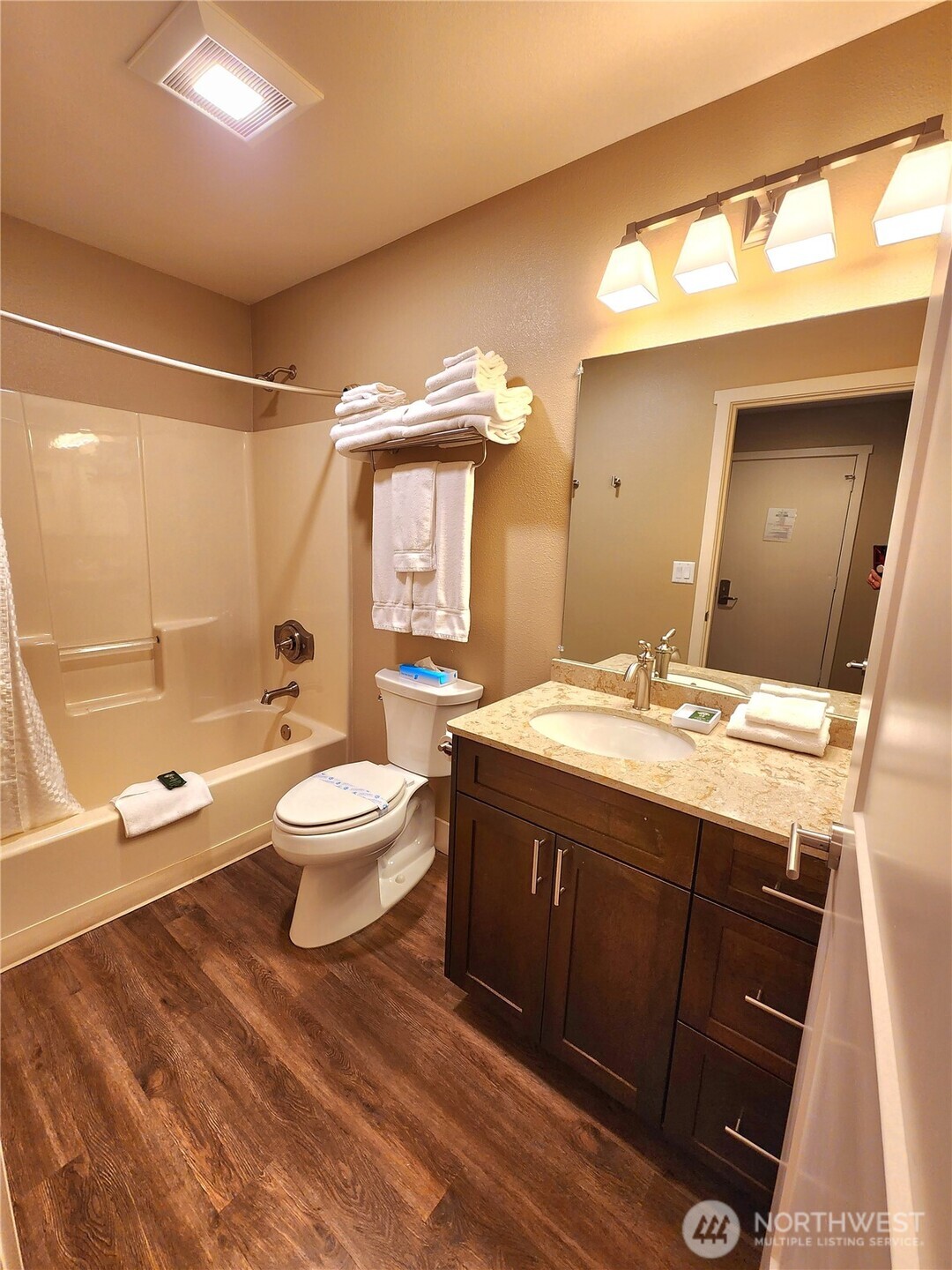 1 Lakeside 704-h Property Photo 14