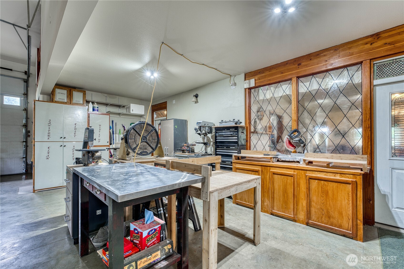 481 E Leeds Property Photo 18