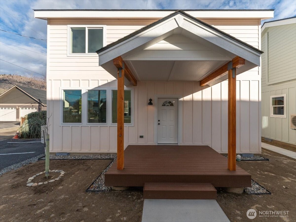 413 E Okanogan Avenue Property Photo 1