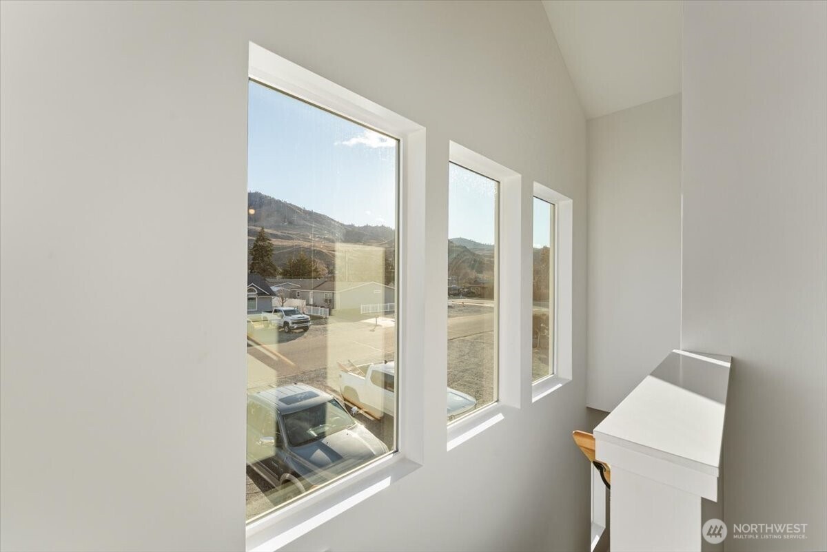 413 E Okanogan Avenue Property Photo 12