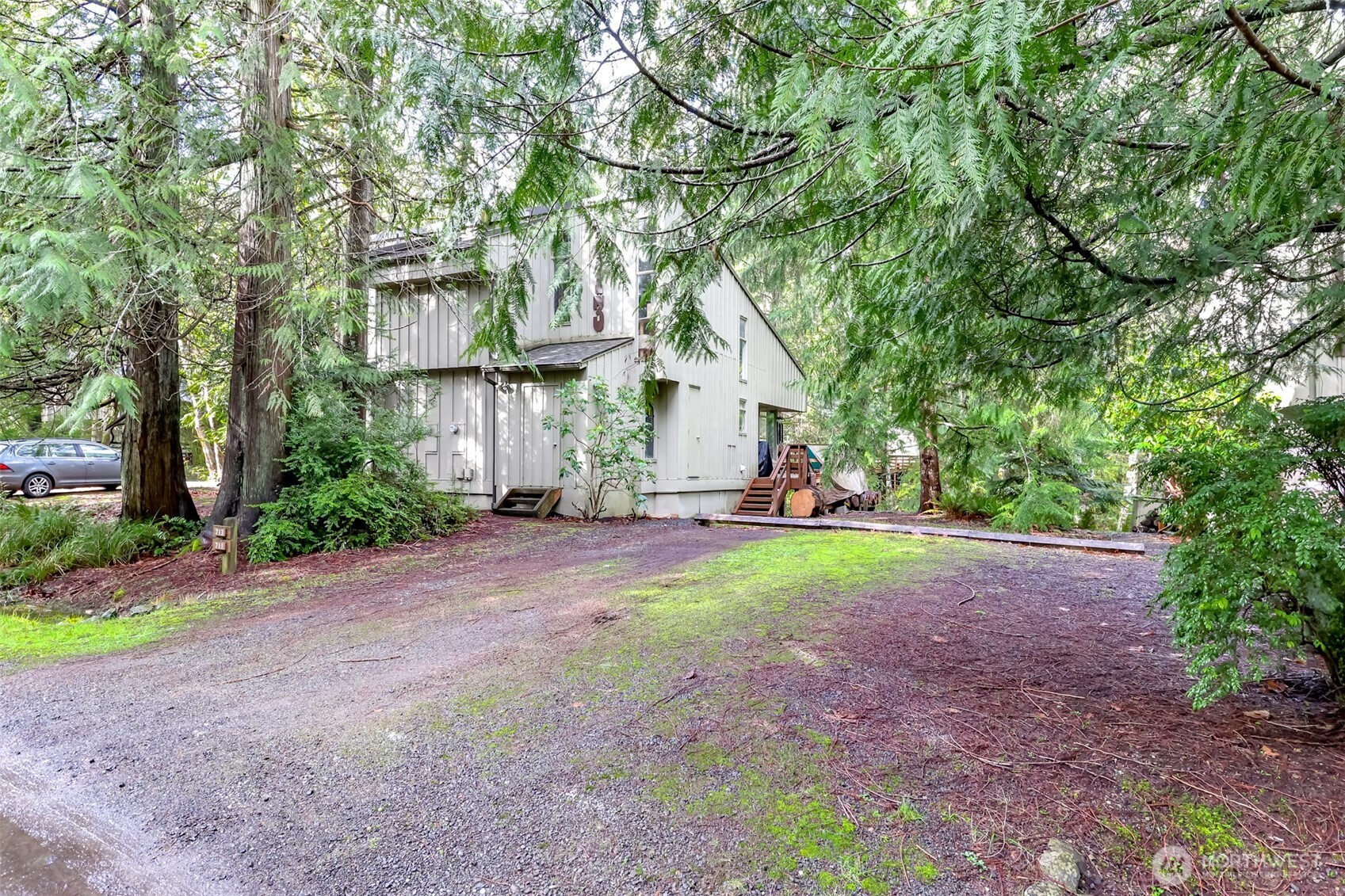 713 E Pointes Drive Property Photo 2