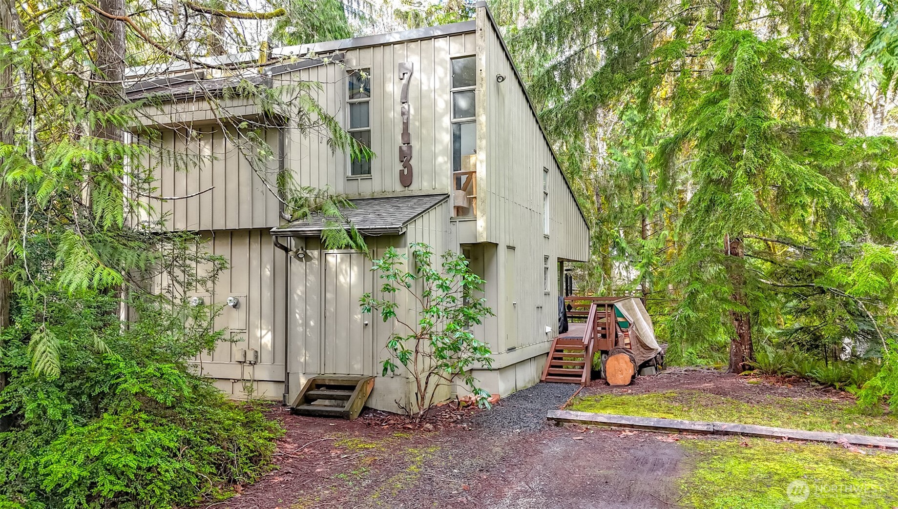 713 E Pointes Drive Property Photo 3