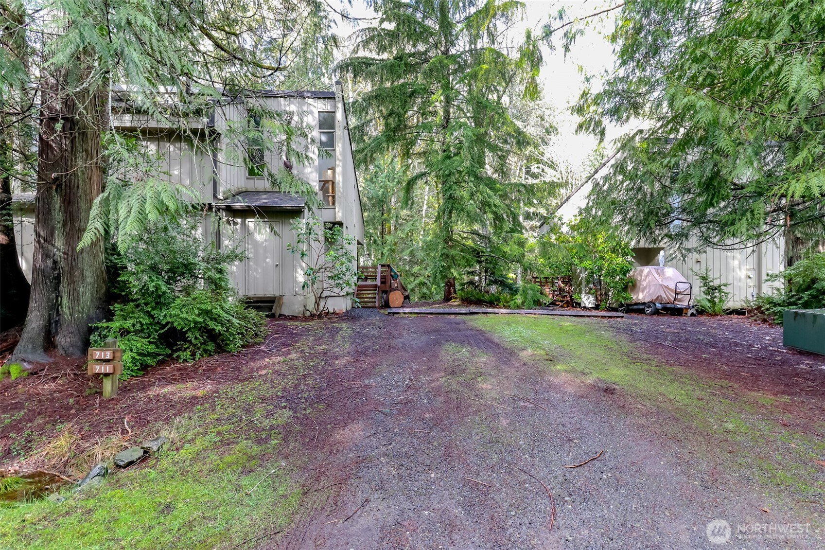 713 E Pointes Drive Property Photo 4