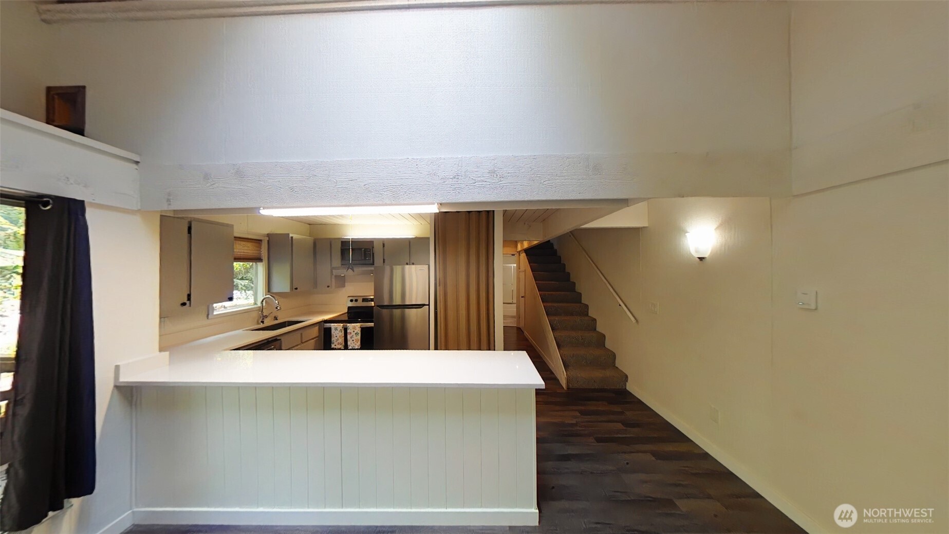 713 E Pointes Drive Property Photo 8