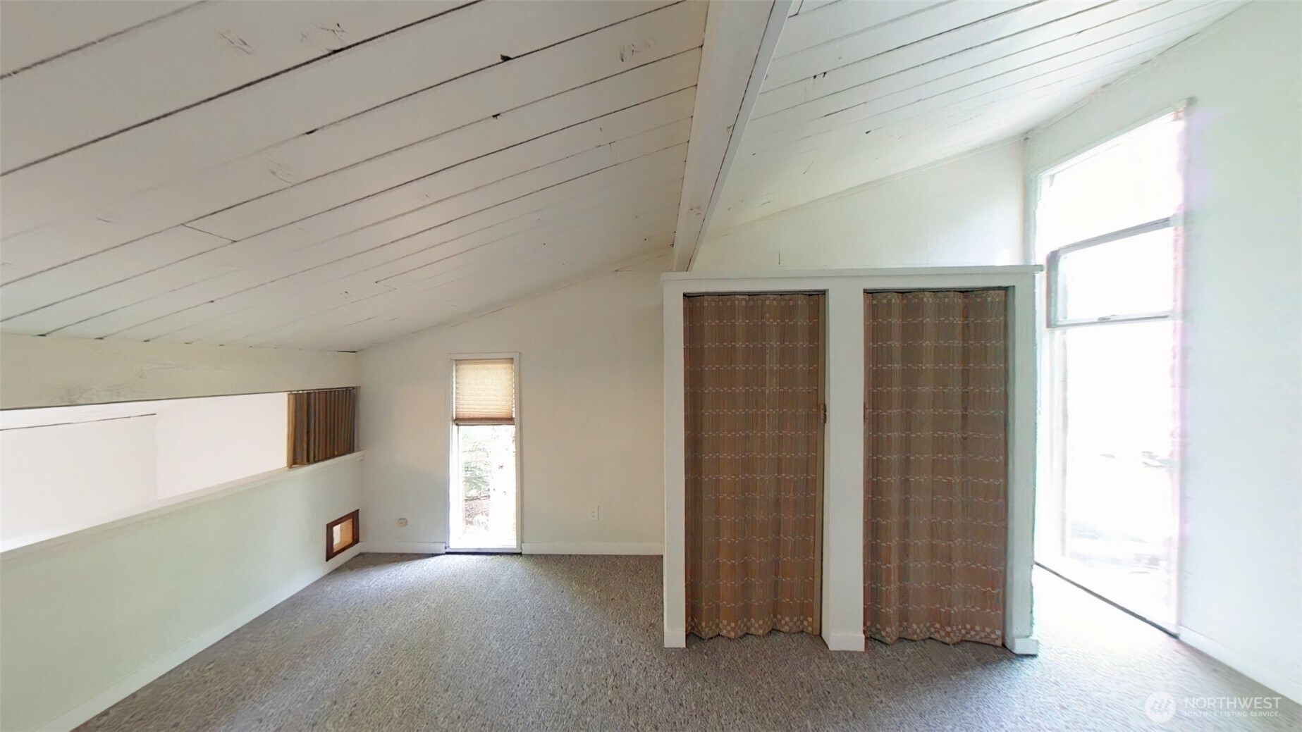 713 E Pointes Drive Property Photo 15