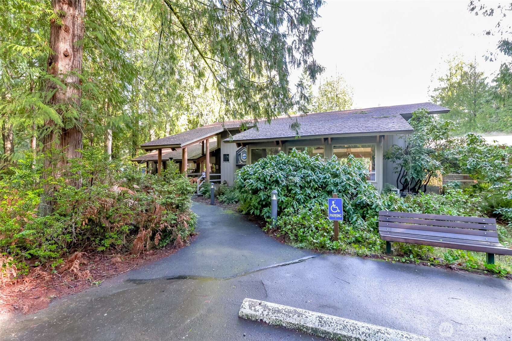 713 E Pointes Drive Property Photo 24