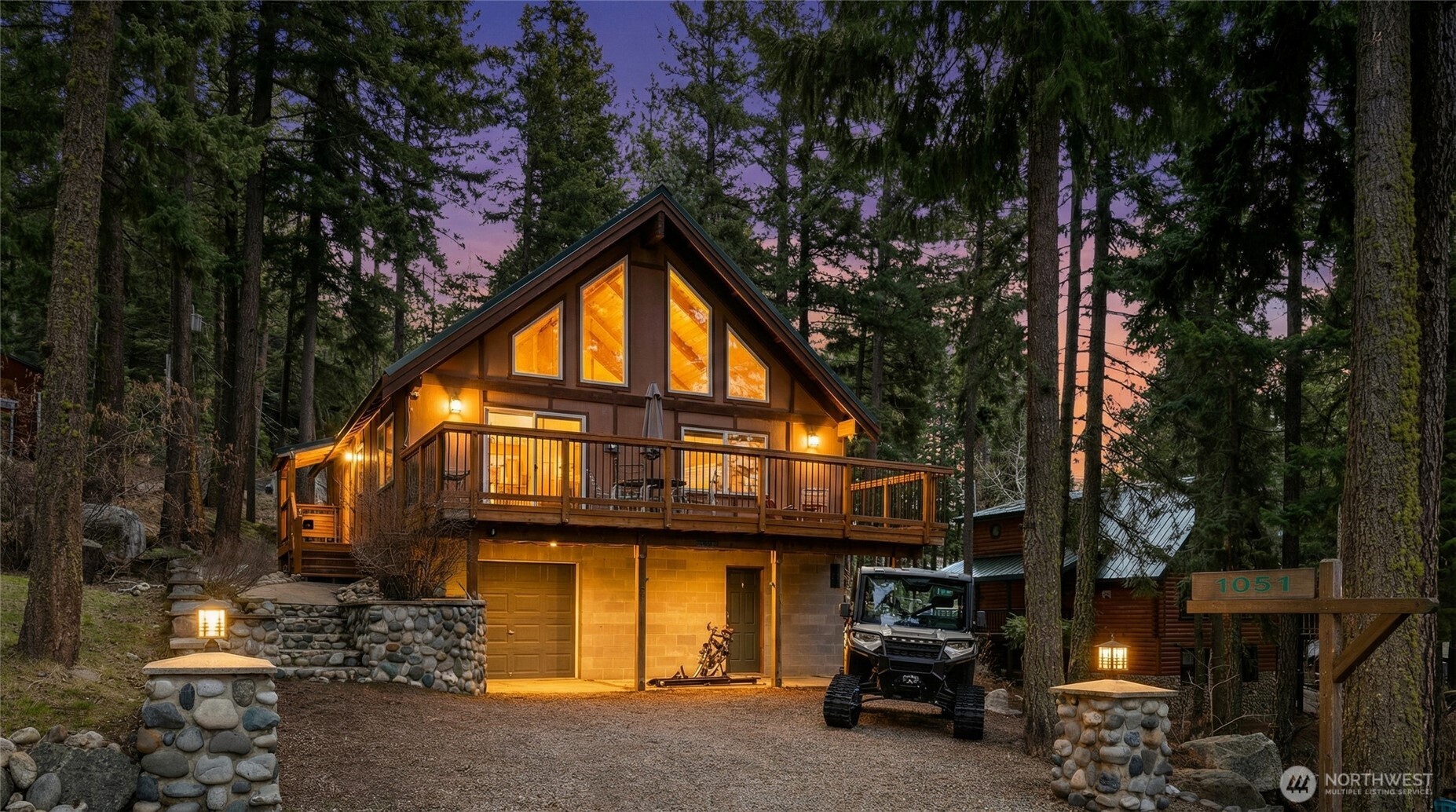 1051 Highland Loop Property Photo 1