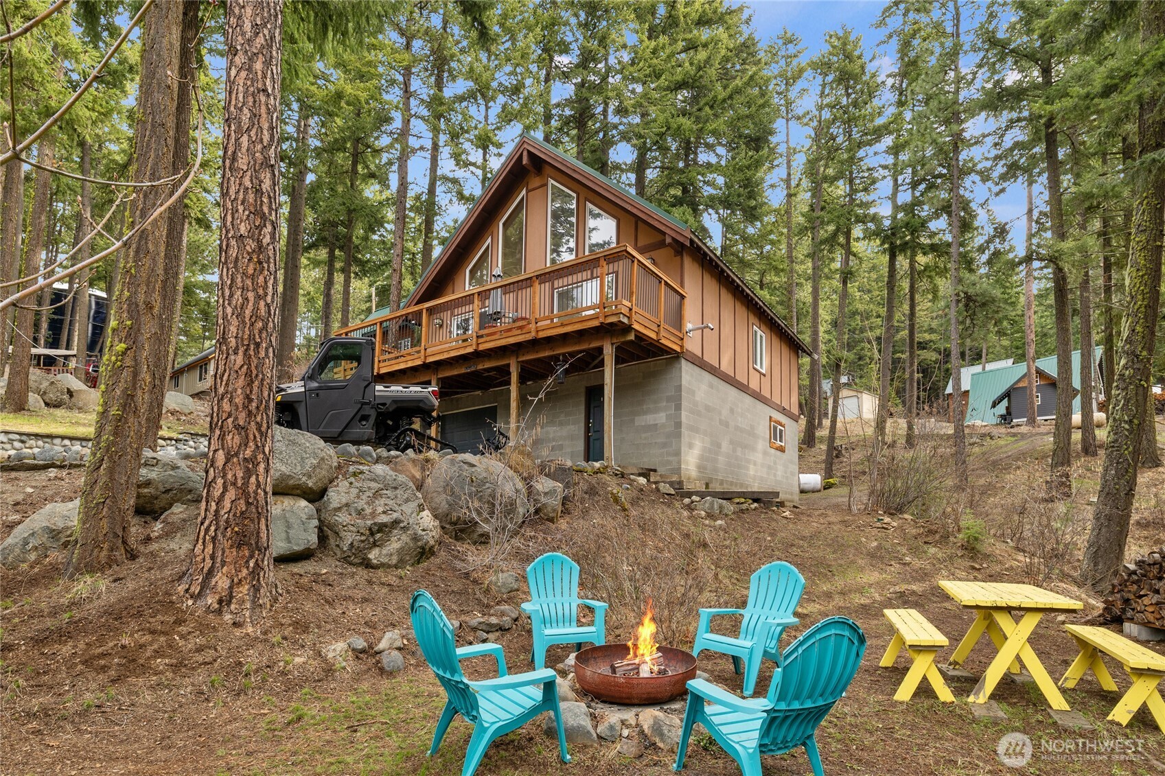 1051 Highland Loop Property Photo 2