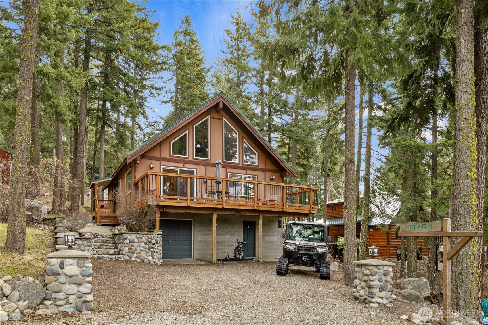1051 Highland Loop Property Photo 3
