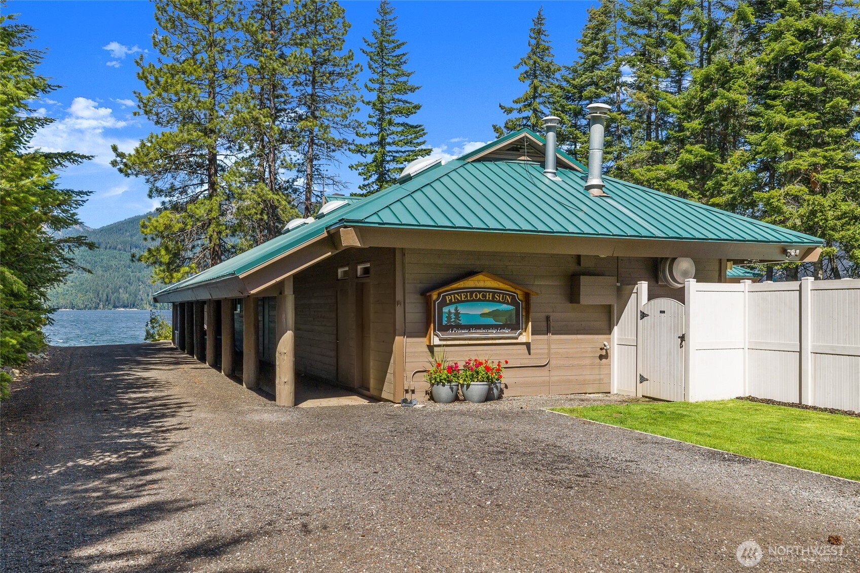 1051 Highland Loop Property Photo 32