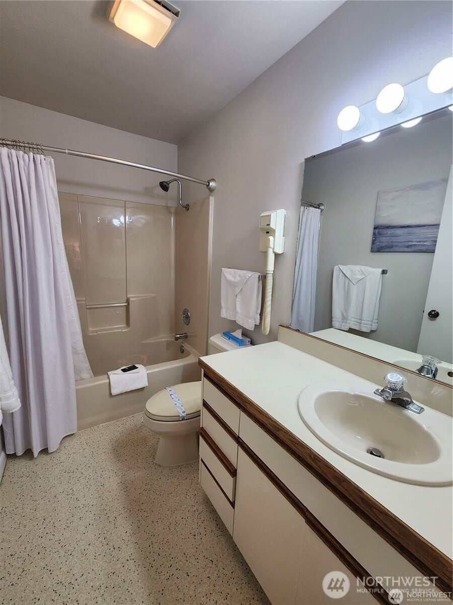 1 Nekquelekin 458-d Property Photo 12