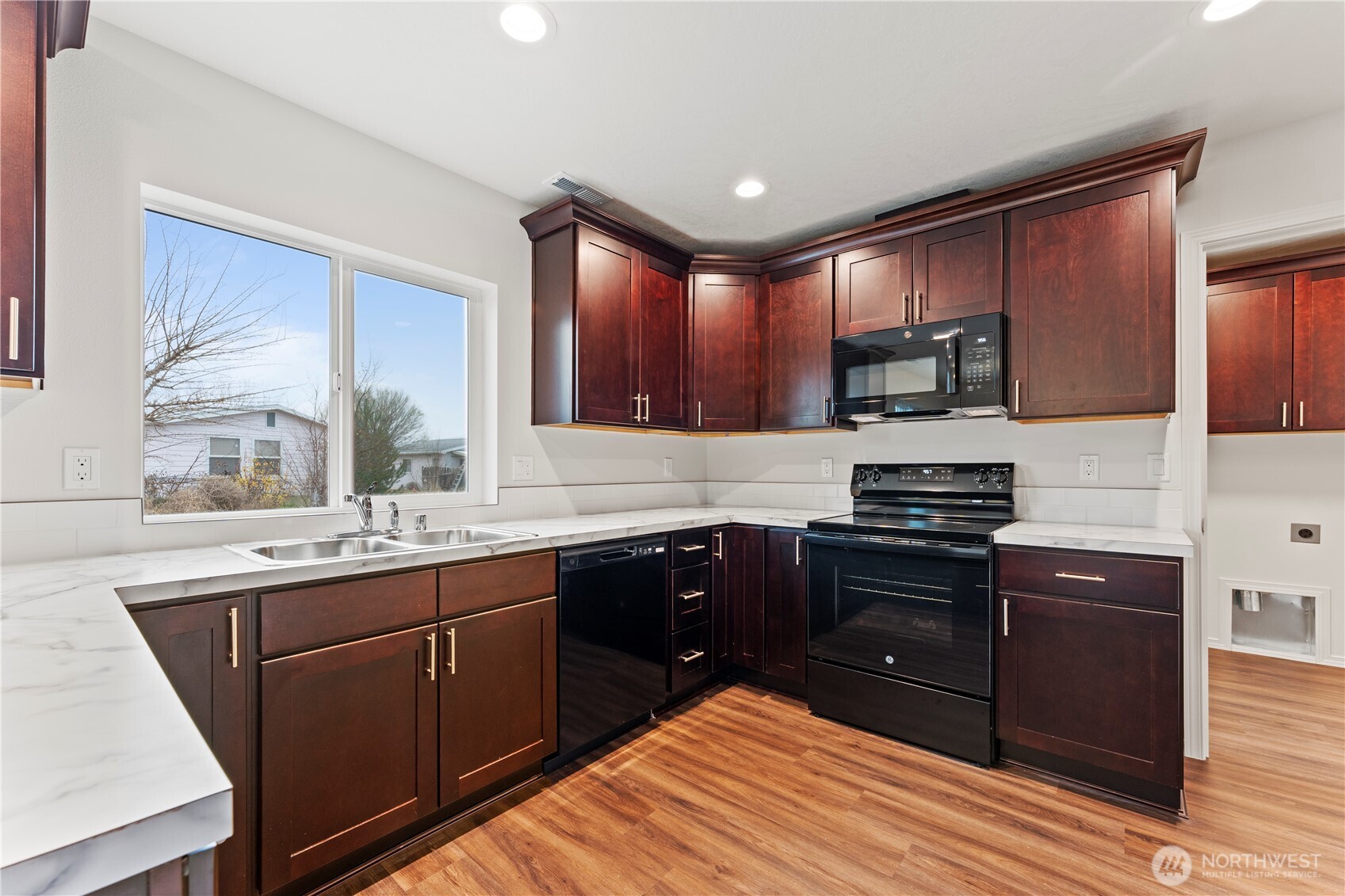 925 La Vista Drive Property Photo 11