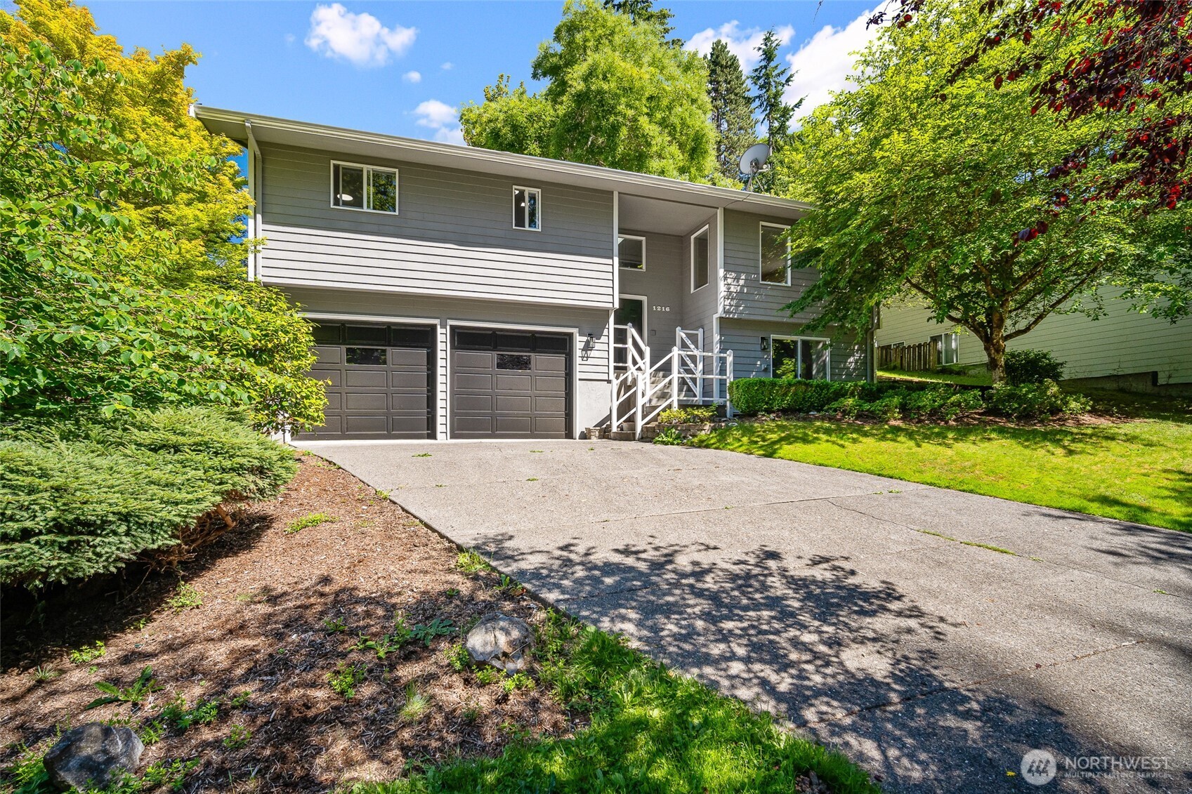 1216 E Clearbrook Drive Property Photo 1