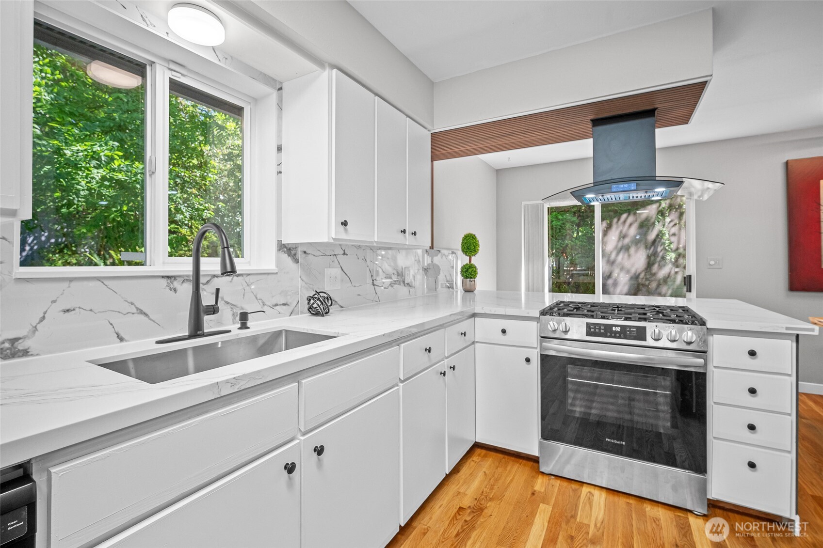 1216 E Clearbrook Drive Property Photo 4