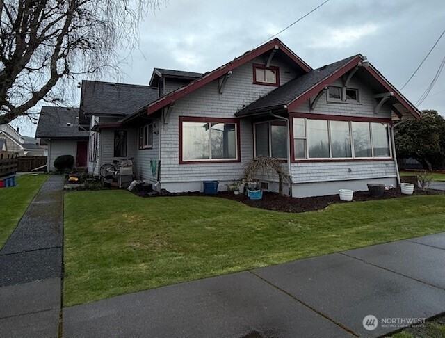 711 N Property Photo 2
