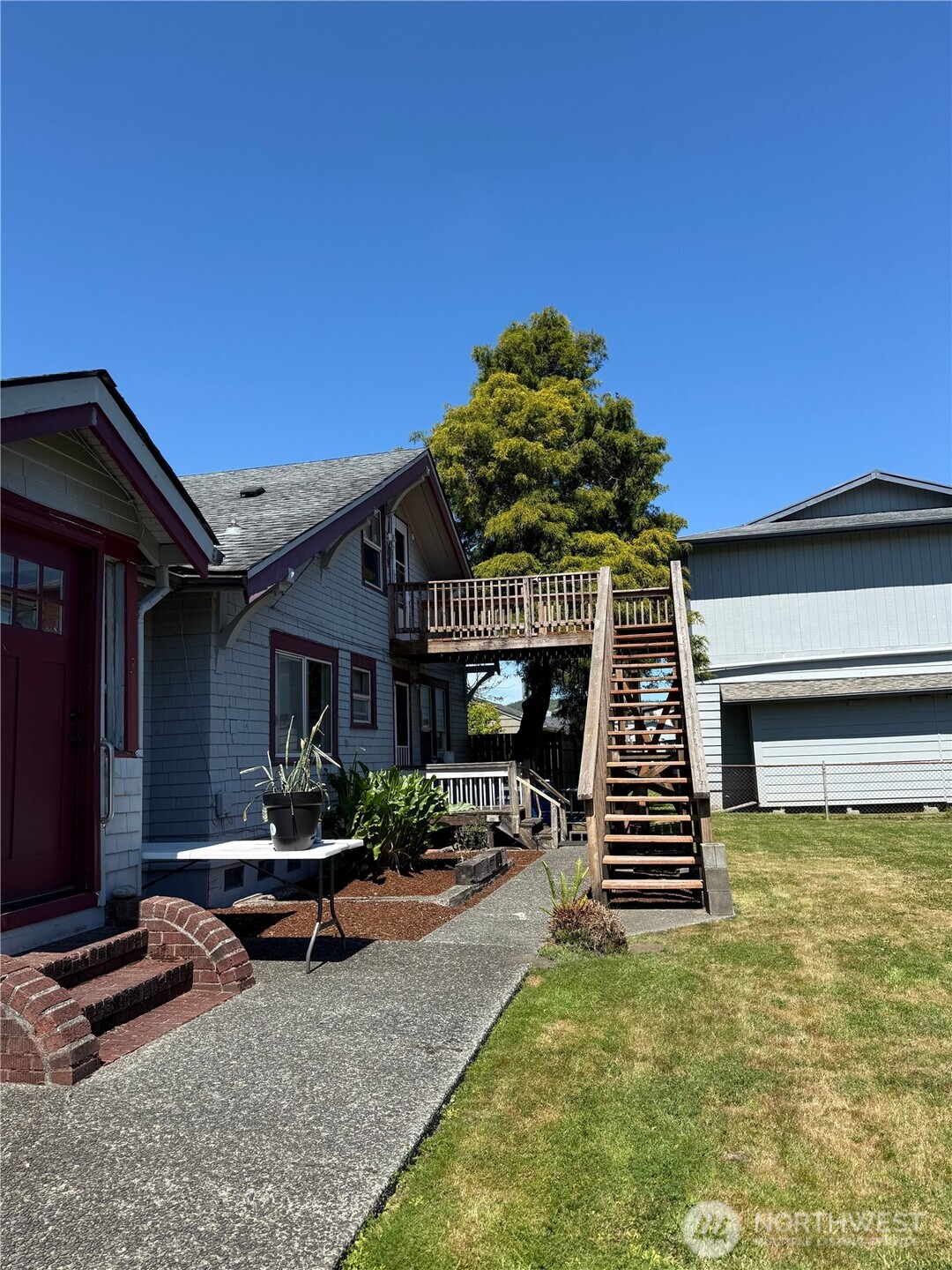 711 N Property Photo 4
