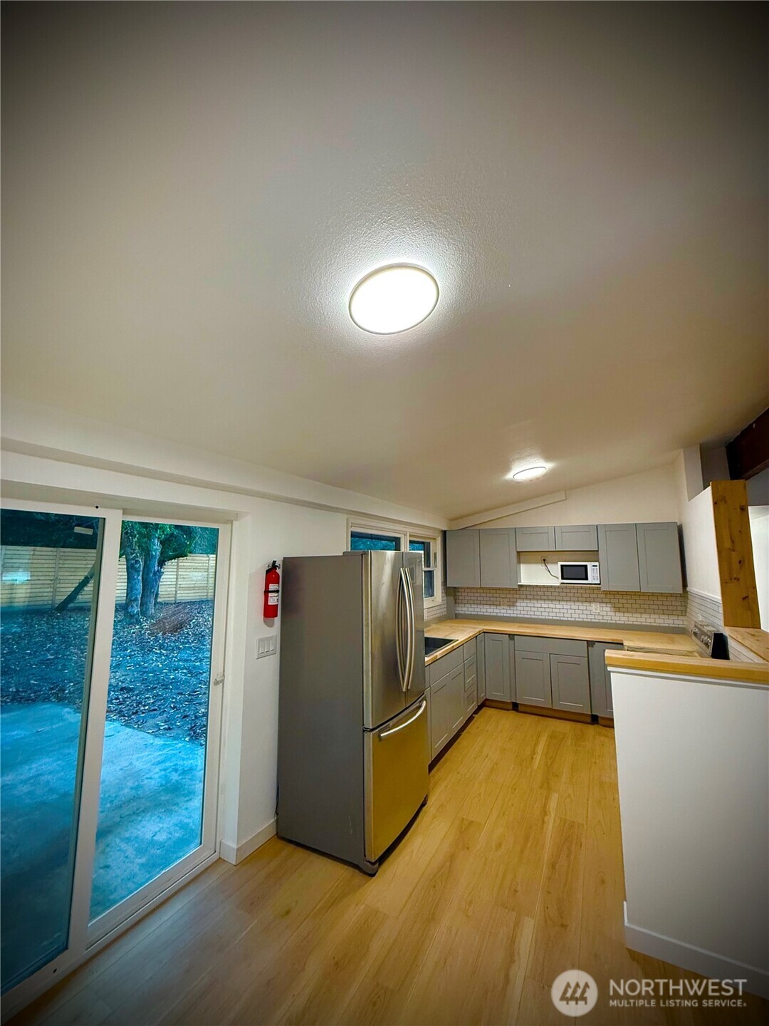 711 N Property Photo 5