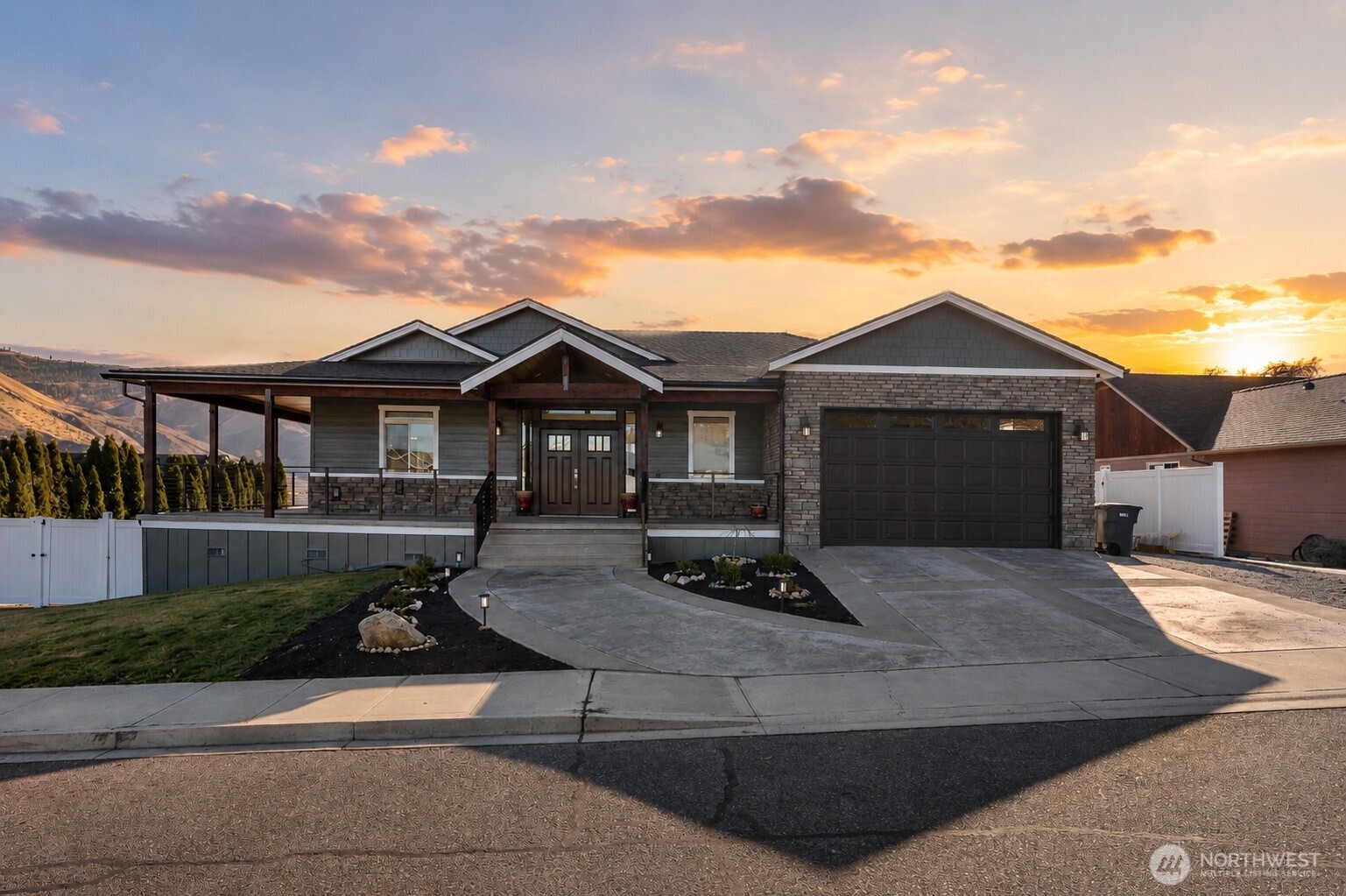 1038 Crest Loop Property Photo 1