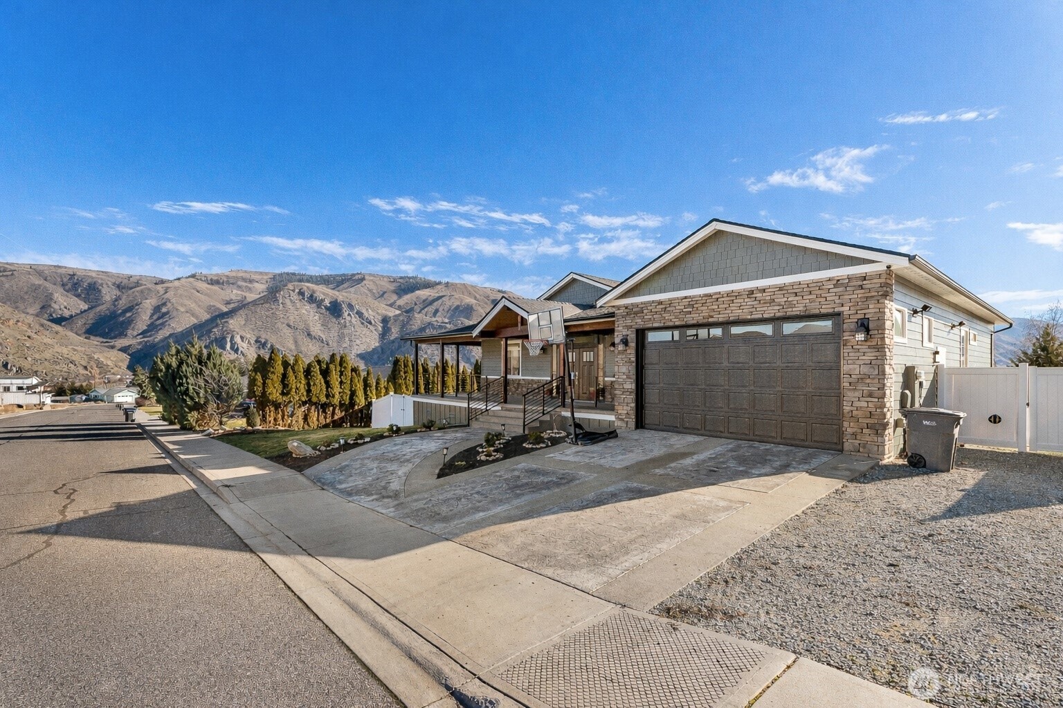 1038 Crest Loop Property Photo 4