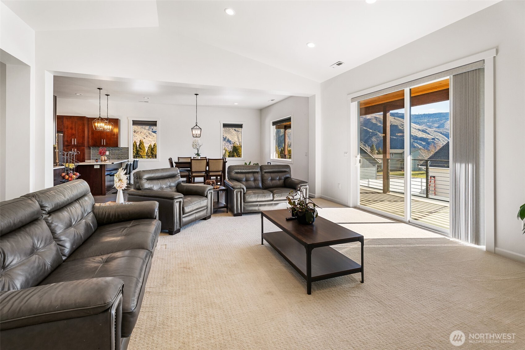 1038 Crest Loop Property Photo 6
