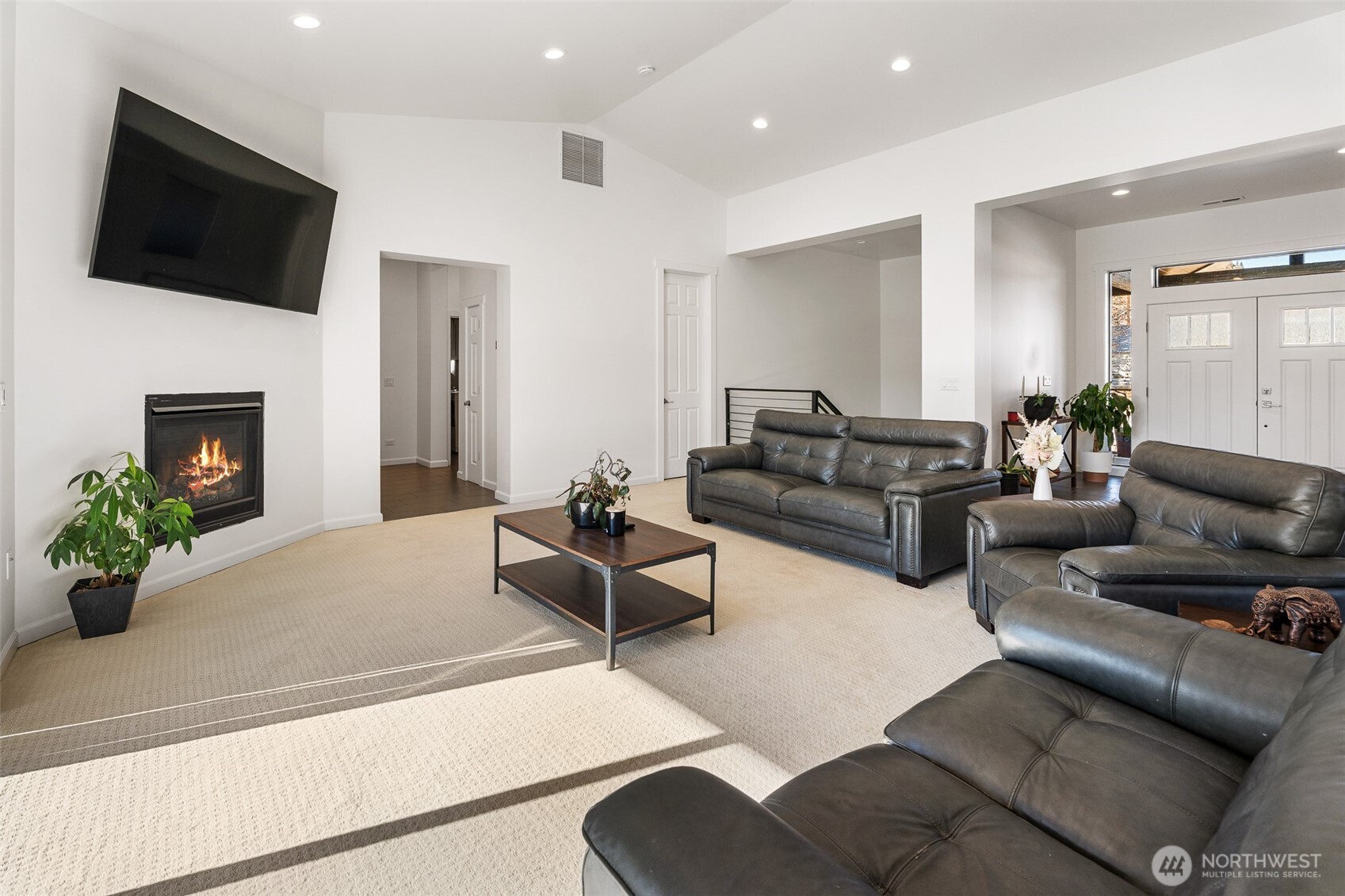 1038 Crest Loop Property Photo 8