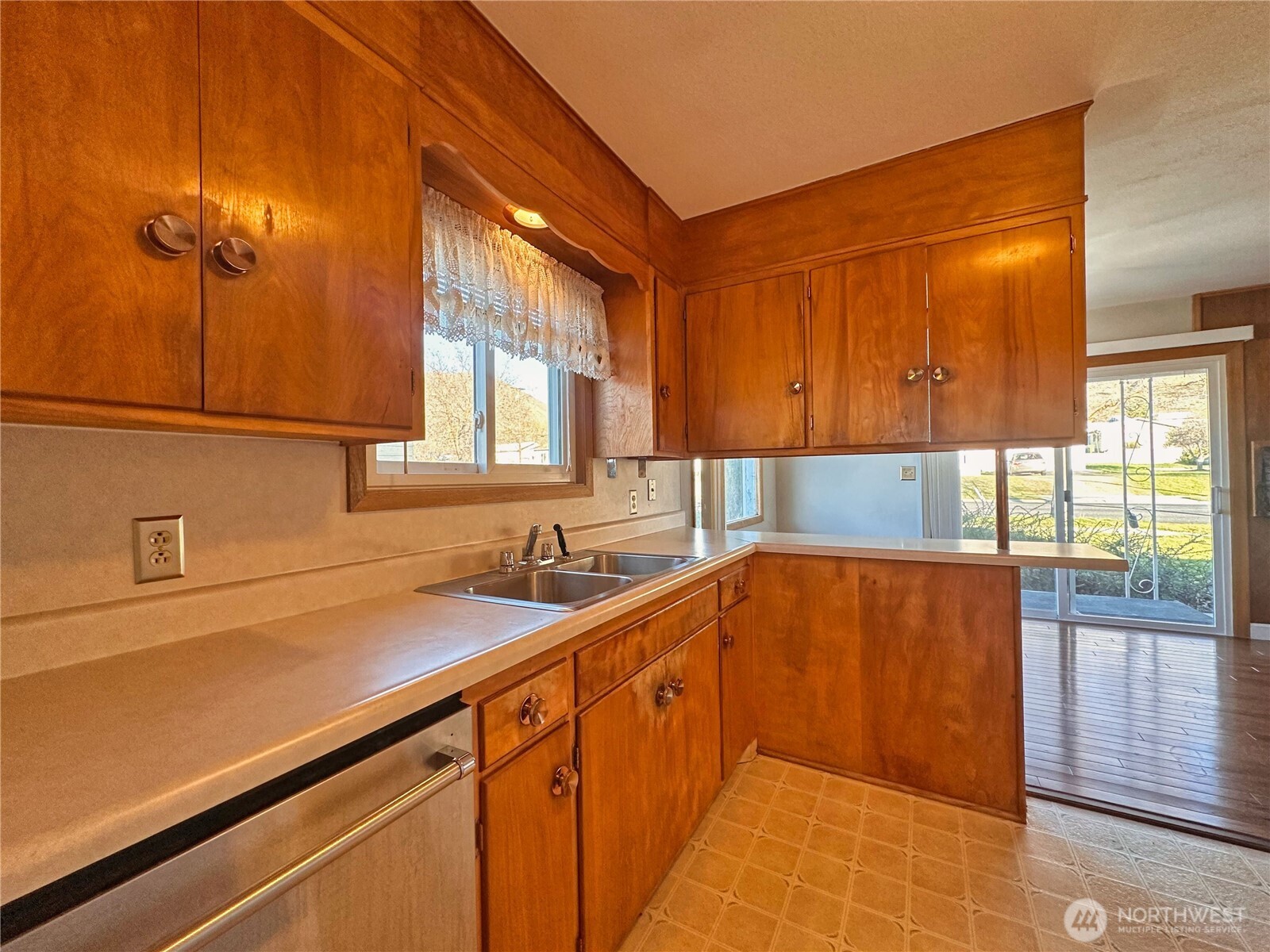 804 Central Drive Property Photo 8