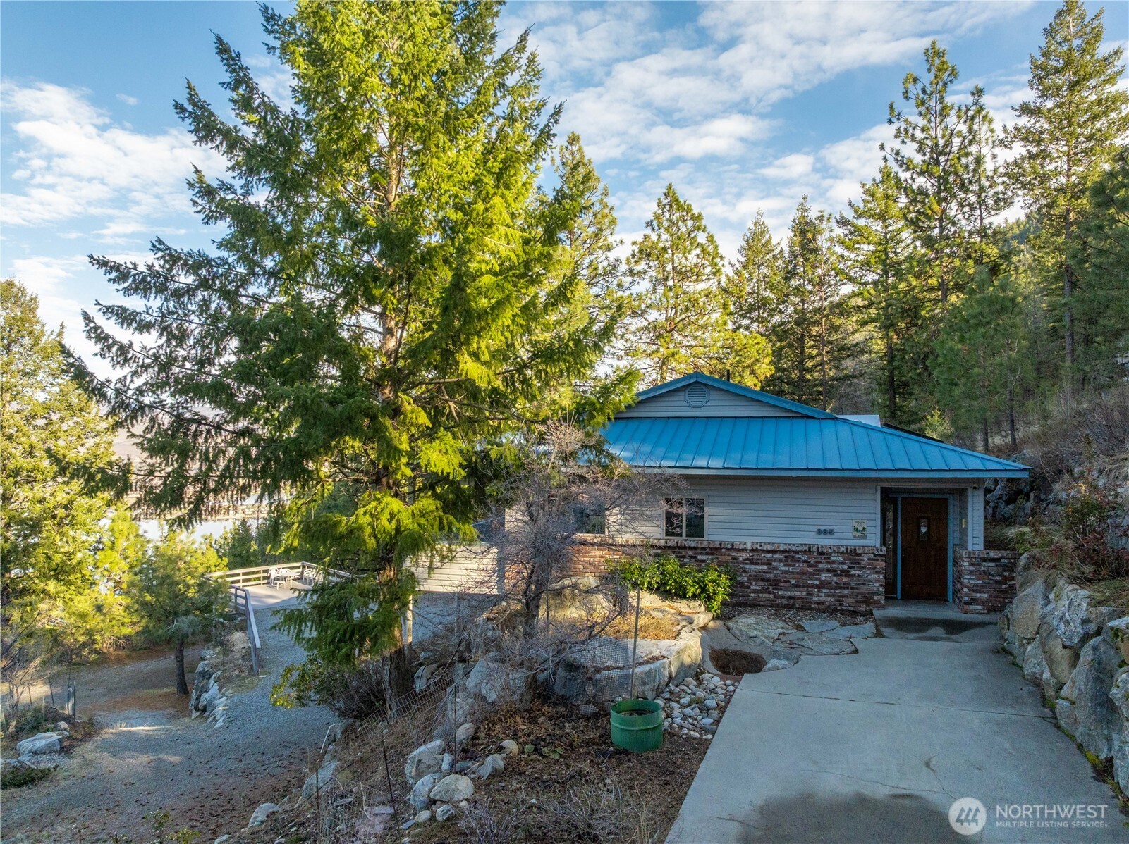 985 Guffy Road Property Photo 2